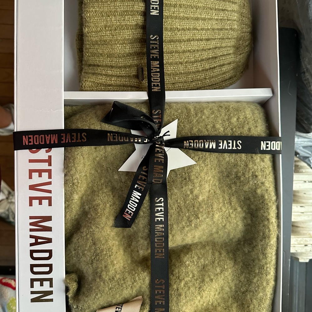 Steve Madden Tan Ribbed Beanie